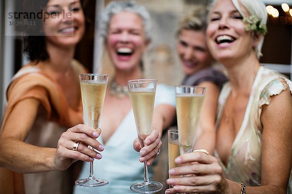 Elegantes  reifes Frauen-Toasting im Stadtgarten