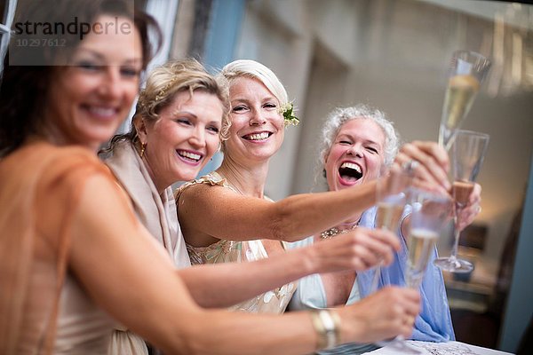 Elegantes  reifes Frauen-Toasting im Stadtgarten