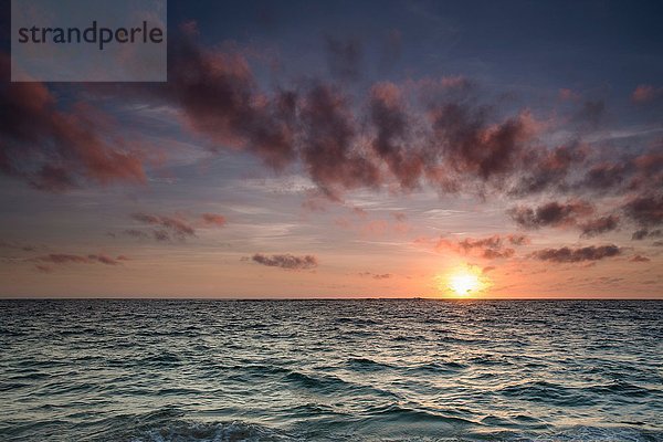 Sonnenaufgang über dem Meer  Calgardup Bay  Prevelly  Western Australia  Australien