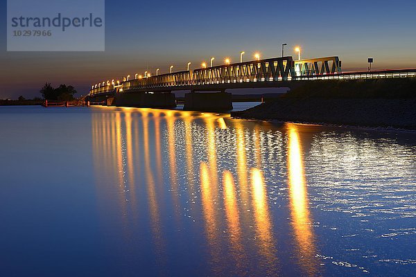 Klappbrücke über den Peenestrom bei Nacht  Insel Usedom  Mecklenburg-Vorpommern  Deutschland  Europa