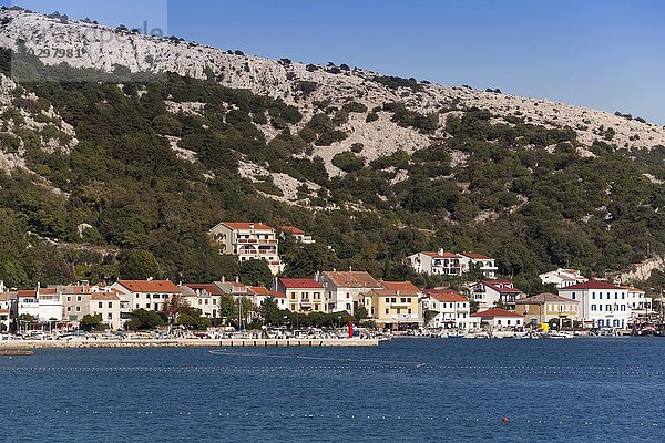 Bucht und der Hafen von Baska  Krk  Kvarner Bucht  Adria  Kroatien  Europa