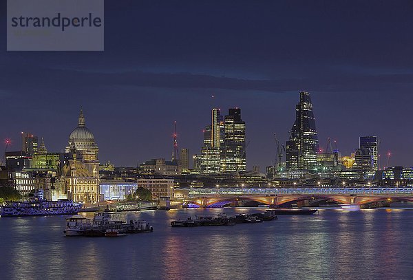 Skyline von London mit der Themse bei Nacht  London  England  Großbritannien  Europa