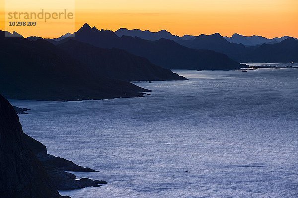 Aussicht vom Reinebringen  Reinebriggen  442m  bei Mitternachtssonne  auf die Inselketten mit Bergen  Moskenes  Moskenesöy  Lofoten  Norwegen  Europa