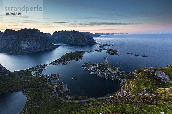 Aussicht vom Reinebringen  Reinebriggen  442m  bei Mitternachtssonne  auf Hamnoy  Reine und den Reinefjord mit Bergen  Moskenes  Moskenesöy  Lofoten  Norwegen  Europa