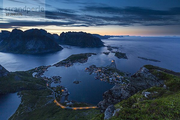 Aussicht vom Reinebringen  Reinebriggen  442m  bei Mitternachtssonne  auf Hamnoy  Reine und den Reinefjord mit Bergen  Moskenes  Moskenesöy  Lofoten  Norwegen  Europa