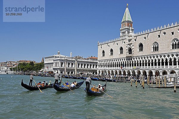 Gondeln mit Touristen und Gondoliere vor dem Palazzo della Zecca und dem Palazzo Ducale oder Dogenpalast  Venedig  Venezia  Venetien  Italien  Europa
