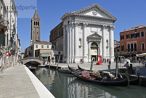 Kirche und Campo San Barnaba an einem Seitenkanal  Venedig  Venezia  Venetien  Italien  Europa