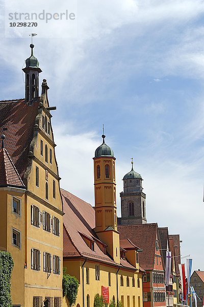 Heilig-Geist-Kirche vor dem Turm der Pfarrkirche St. Georg  Dinkelsbühl  Mittelfranken  Franken  Bayern  Deutschland  Europa