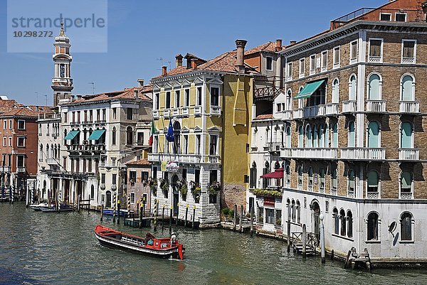 Frachtschiff und Paläste am Canal Grande  Venedig  Venezia  Venetien  Italien  Europa