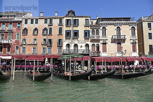 Gondeln und Wohnhäuser am Canal Grande  Venedig  Venezia  Venetien  Italien  Europa