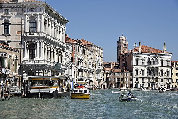 Haltestelle für Boote und Paläste am Canal Grande  Venedig  Venezia  Venetien  Italien  Europa