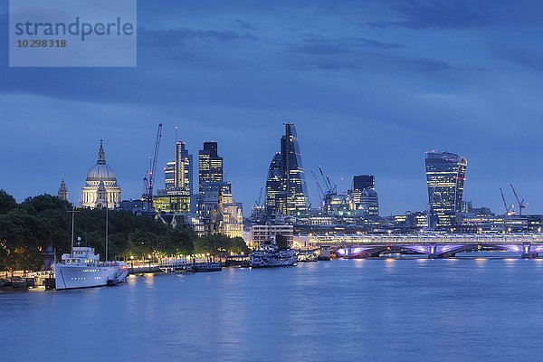 Skyline von London und Themse in der Abenddämmerung  London  England  Großbritannien  Europa