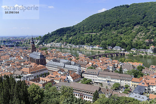 Aussicht auf die Altstadt und den Fluss Neckar  Heidelberg  Baden-Württemberg  Deutschland  Europa