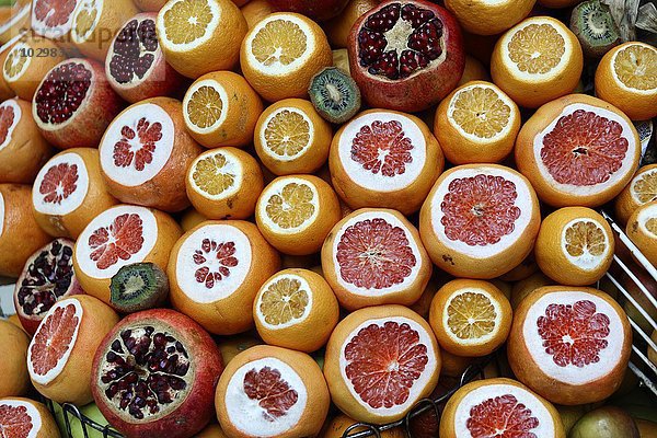 Orangen  Grapefrucht und Granatäpfel  liegen angeschnitten an einem Marktstand  Istanbul  Türkei  Asien