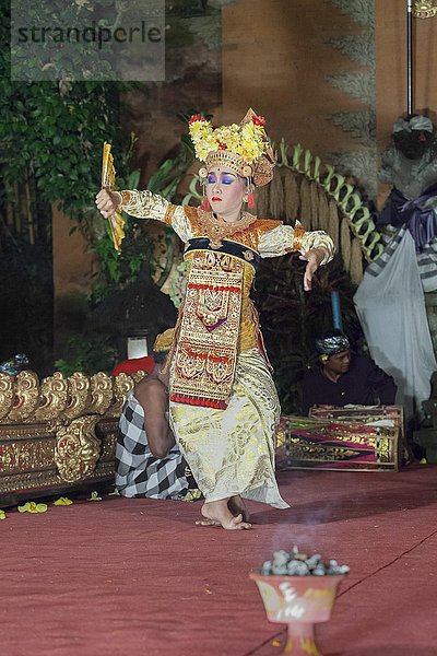 Legong  Trance und Paradies Tanz  getanzt von der Panca Arta Truppe  Ubud Palast  Bali  Indonesien  Asien