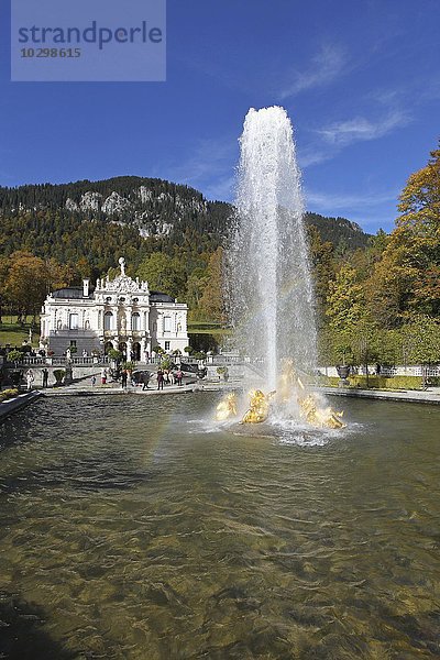 Schloss Linderhof im Herbst  Schloss mit Brunnen und Fontäne  Oberbayern  Bayern  Deutschland  Europa