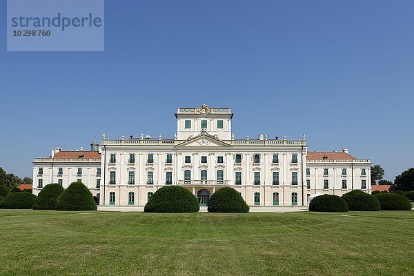 Schloss Eszterhazy oder Eszterháza oder Fert?d  Esterhazy  UNESCO  Fertöd am Neusiedler See  Ungarn  Europa