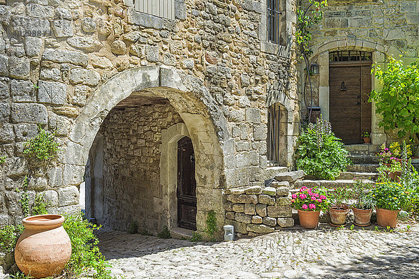 Gasse im mittelalterlichen Dorf Oppede-le-Vieux  Vaucluse  Provence Alpes Cote d'Azur  Frankreich  Europa