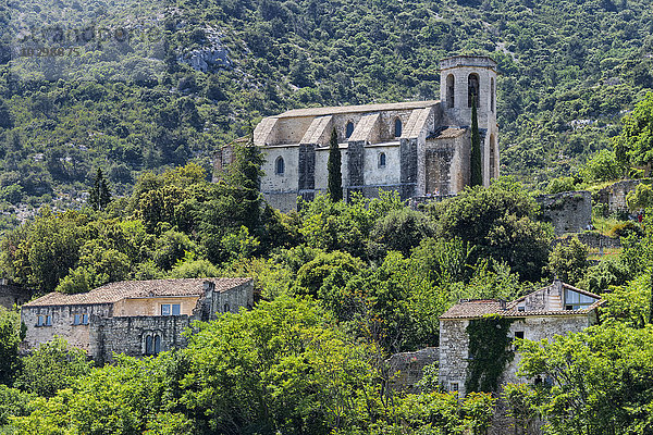 Ausblick auf das mittelalterlichen Dorf Oppede-le-Vieux mit der Kirche Notre-Dame-d?Alidon  auch Notre-Dame-de-Dolidon  Vaucluse  Provence Alpes Cote d'Azur  Frankreich  Europa
