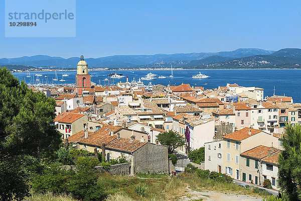 Stadtbild mit dem Glockenturm der Kirche Notre-Dame de l'Assomption  Saint-Tropez  Var  Provence Alpes Cote d'Azur  Frankreich  Europa