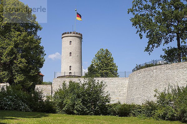 Sparrenburg mit wehender Flagge  Bielefeld  Nordrhein-Westfalen  Deutschland  Europa