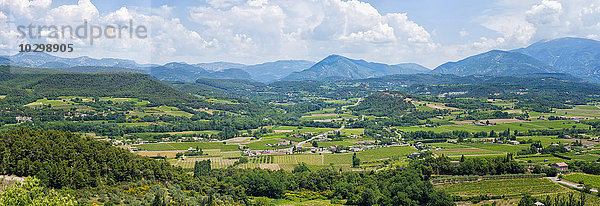 Ausblick auf das Dorf Le Crestet  Vaucluse  Provence Alpes Cote d'Azur  Frankreich  Europa