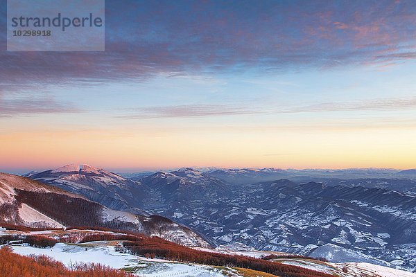 Sonnenuntergang im Winter auf dem Monte Nerone im Apennin  Marken  Italien  Europa