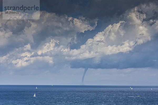 Tornado  Wasserhose mit Segelbooten  Ausblick über das Tyrrhenische Meer  von der Küste der Insel Elba  Provinz Livorno  Tuscana  Italien  Europa