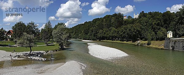 Fluss Isar  hinten Kalvarienberg mit Leonhardikapelle und Heilig-Kreuz-Kirche oder Kalvarienkirche  Bad Tölz  Oberbayern  Bayern  Deutschland  Europa