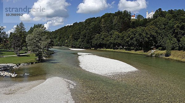 Fluss Isar  hinten Kalvarienberg mit Leonhardikapelle und Heilig-Kreuz-Kirche oder Kalvarienkirche  Bad Tölz  Oberbayern  Bayern  Deutschland  Europa