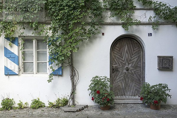Fassade eines Bauernhauses bei Zwergern  Walchensee  Oberbayern  Bayern  Deutschland  Europa