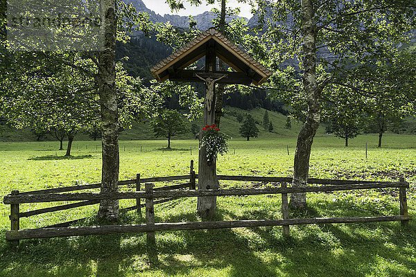 Wegkreuz  Ahornboden in der Eng  Eng Alm  Karwendel  Tirol  Österreich  Europa