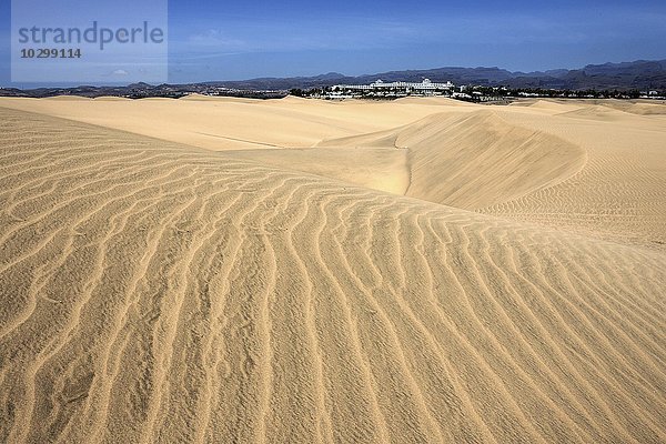Dünenlandschaft  Dünen von Maspalomas  Strukturen im Sand  Naturschutzgebiet  hinten das RIU-Hotel  Gran Canaria  Kanarische Inseln  Spanien  Europa