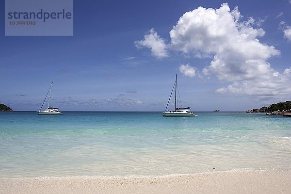 Strand des Anse Lazio  Segelboote  türkisfarbenes Meer  Insel Praslin  Seychellen  Afrika