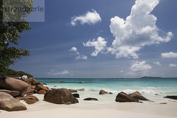Granitfelsen und Strand am Anse Lazio  türkisfarbenes Meer  indischer Ozean  Insel Praslin  Seychellen  Afrika