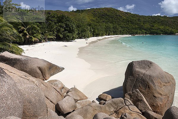 Granitfelsen und Strand am Anse Lazio  Insel Praslin  Seychellen  Afrika