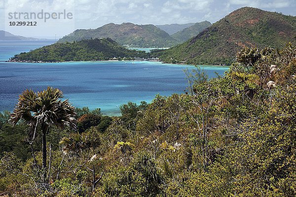 Ausblick vom Aussichtspunkt Zimbawe auf die Nordseite der Insel Praslin  Insel Praslin  Seychellen  Afrika