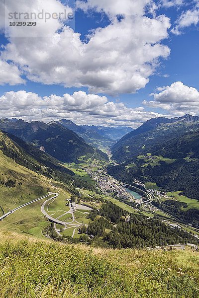 Gotthardpass  Südseite mit Passstraße  Ausblick auf Airolo im Leventina  auch Valle Leventina  Kanton Tessin  Schweiz  Europa