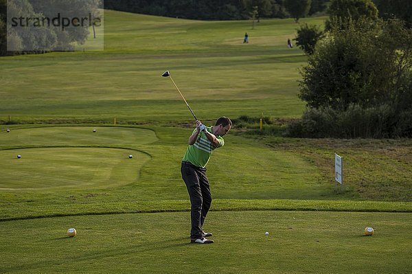 Golfer bei Abschlag auf dem Golfplatz  Bayern  Deutschland  Europa