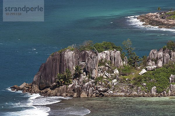 Ausblick auf die Küste mit Granitfelsen und das Meer um Port Glaud  Insel Mahe  Seychellen  Afrika