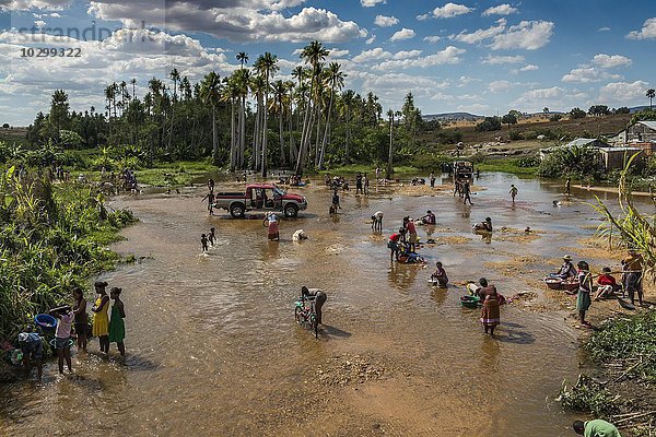 Viele Menschen waschen im Fluss Ilakaka  Ilakaka  District Ihosy  Madagaskar  Afrika