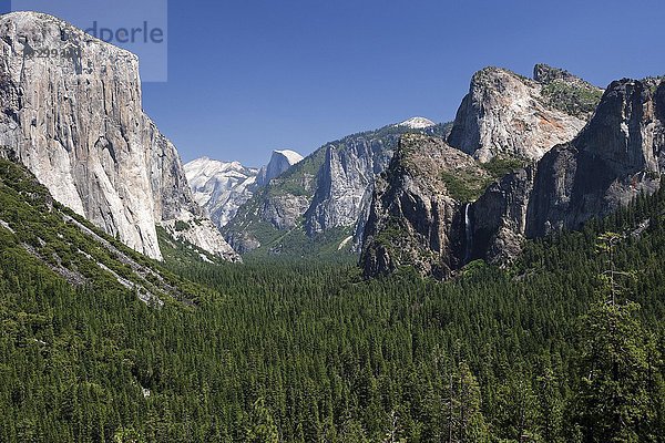 Ausblick vom Tunnel View ins Yosemite Valley  links El Capitan  Yosemite Nationalpark  Kalifornien  USA  Nordamerika