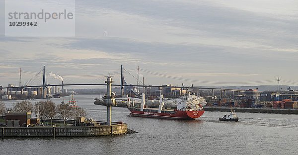 Containerschiff fahrt unter Köhlbrandbrücke  Containerhafen  Hamburg  Deutschland  Europa