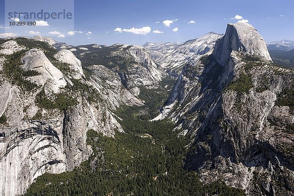 Ausblick vom Glacier Point ins Yosemite Valley und auf Half Dome  Yosemite Nationalpark  Kalifornien  USA  Nordamerika