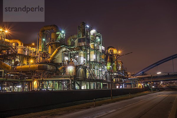 Industrieanlage  Kupferherstellung  Aurubis AG  beleuchtet bei Nacht  Hamburg  Deutschland  Europa