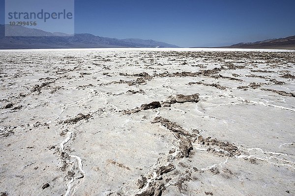 Salzkruste auf der Salzpfanne des Badwater Basin  tiefster Punkt Nordamerikas  links Panamint Range Bergkette  Black Mountains  Death Valley  Mojave Wüste  Kalifornien  USA  Nordamerika