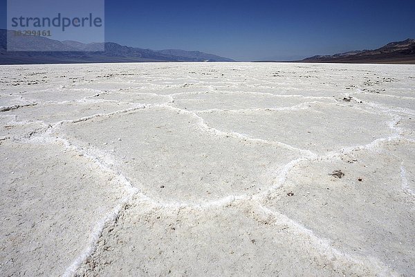 Salzkruste auf der Salzpfanne des Badwater Basin  tiefster Punkt Nordamerikas  hinten links Panamint Range Bergkette  Black Mountains  Death Valley  Mojave Wüste  Kalifornien  USA  Nordamerika