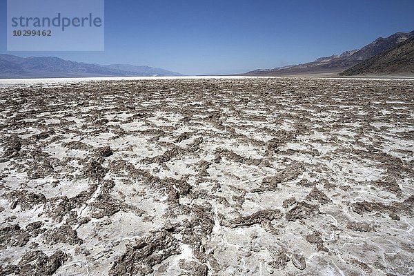 Salzkruste auf der Salzpfanne des Badwater Basin  tiefster Punkt Nordamerikas  hinten links Panamint Range Bergkette  Black Mountains  Death Valley  Mojave Wüste  Kalifornien  USA  Nordamerika