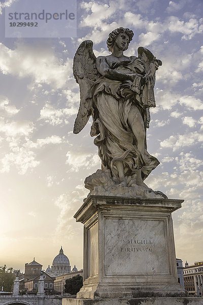 Statue  Engelskulptur auf der Engelsbrücke  Rom  Latium  Italien  Europa