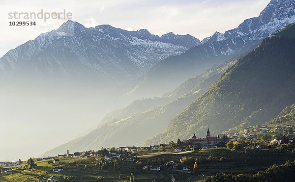 Ausblick zum Dorf Tirol  Schenna  Trentino-Alto Adige  Südtirol  Italien  Europa